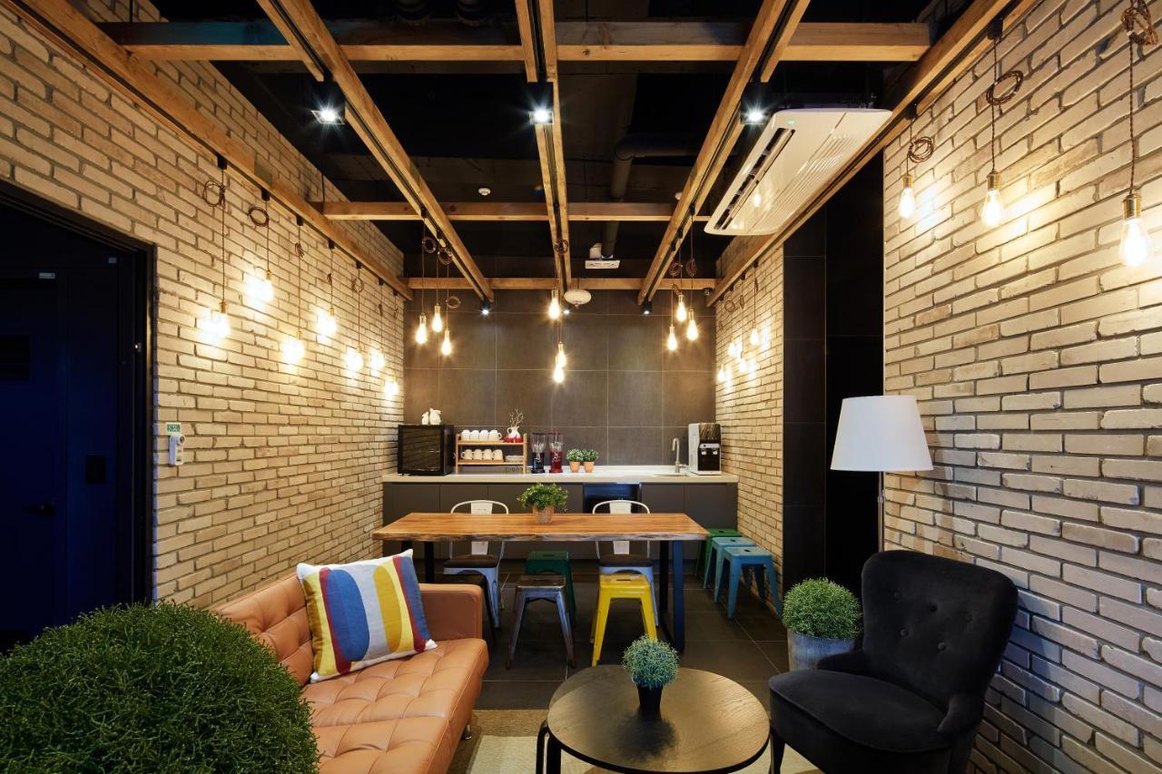 Hostel Cleo Seoul Hongdae Zewnętrze zdjęcie